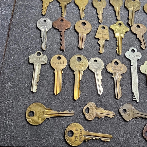 Lot Of 30 Vintage Keys Different Size Brand Color And Metals - Picture 6 of 7
